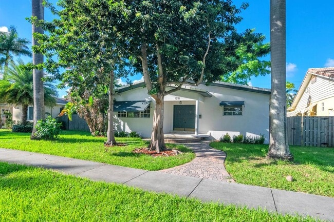 Building Photo - Beautiful Hollywood Home