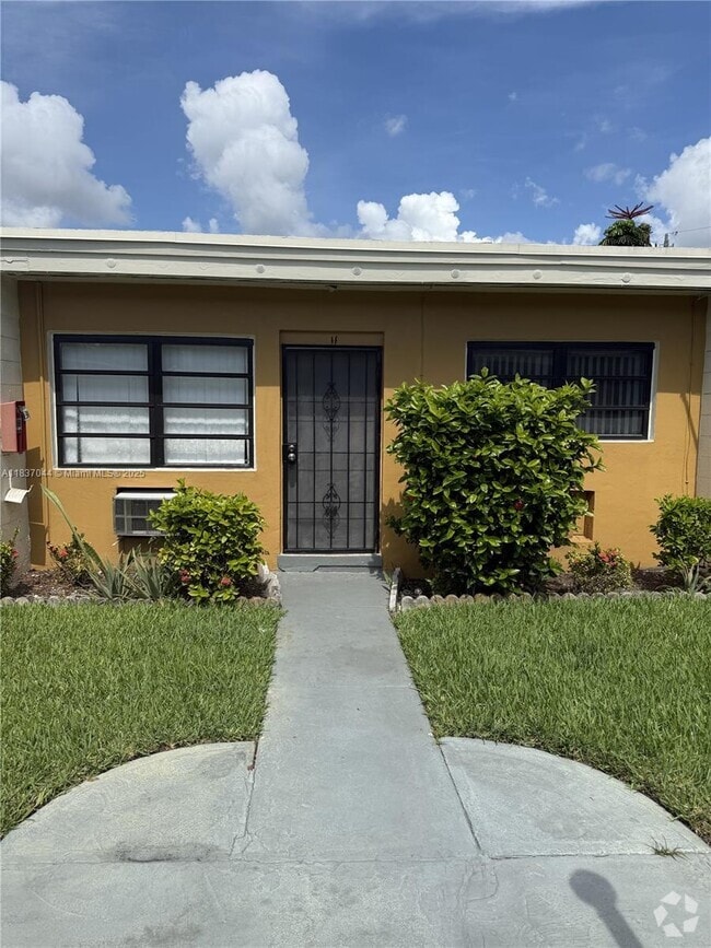 Building Photo - 1845 Pembroke Rd Unit 2-11 Rental