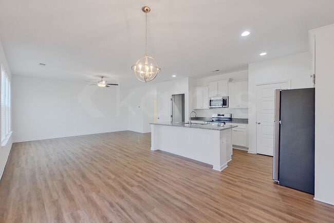 Photo - 111 English Oak Ln