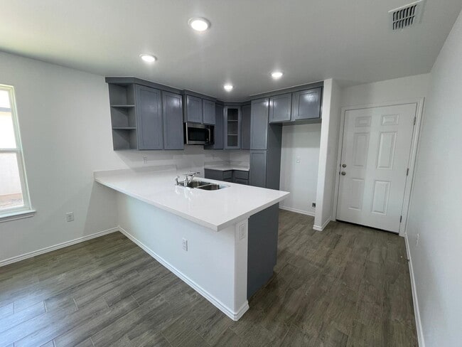 Photo - 1525 Estudiantes Dr