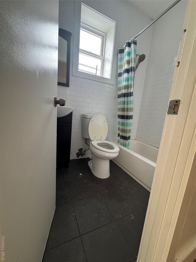 Photo - 96-02 Northern Blvd Unidad 3B