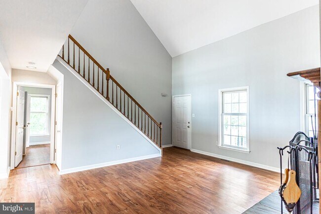 Photo - 121 Nottingham Ct
