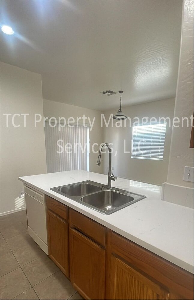 Photo - 3 Bedroom/2 Bath Phoenix Home Close to I-10 and 101