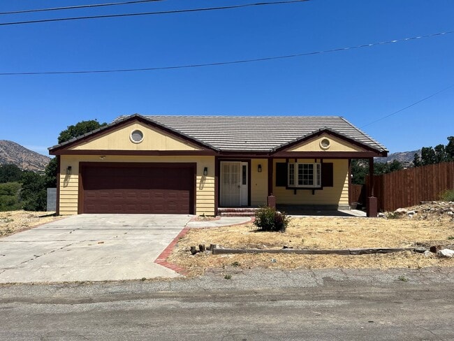 Building Photo - East Golden Hills, 3 bedroom with Tri-Level Deck