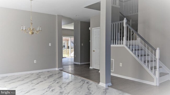 Photo - 411 Hanrahan Ct SE