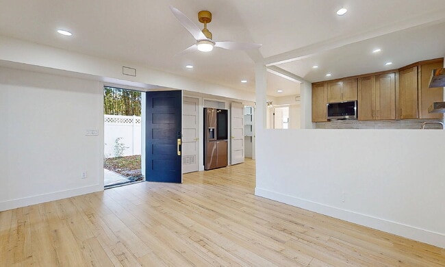 Building Photo - For Rent – Newly Renovated Modern Beach Duplex