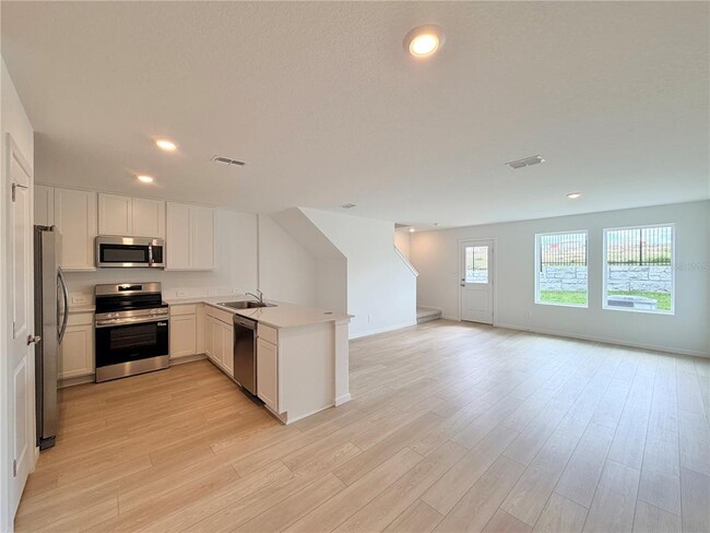 Photo - 842 Lynx St