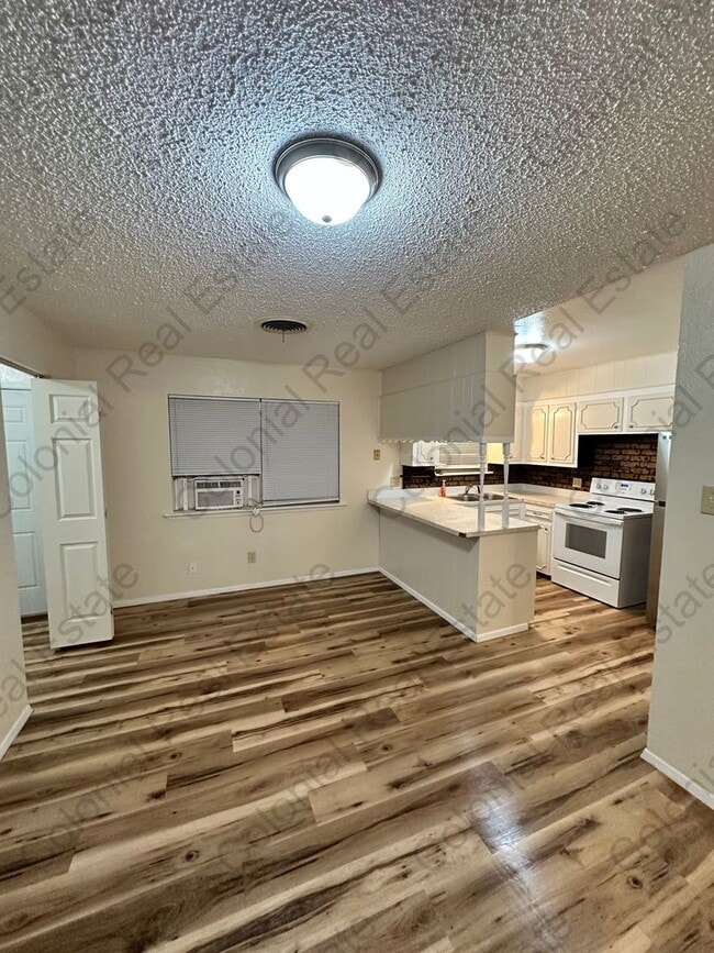 Photo - Cozy 3 bedroom 1.5 bathroom home.