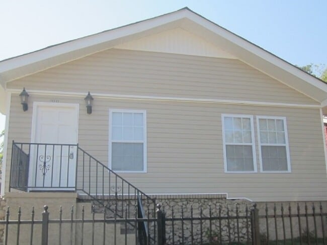 Building Photo - 1121 14th Ave S