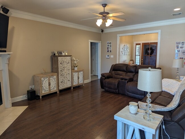 Photo - 405 Heritage Dr
