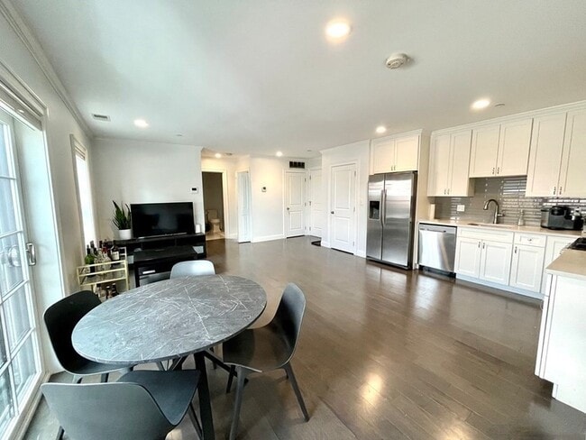 Photo - 728 E Broadway Unit 404