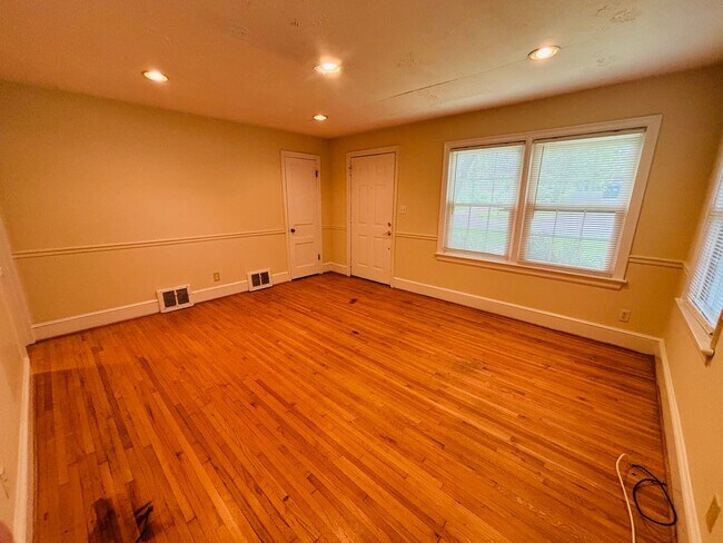 Photo - 1011 Draper Rd SW