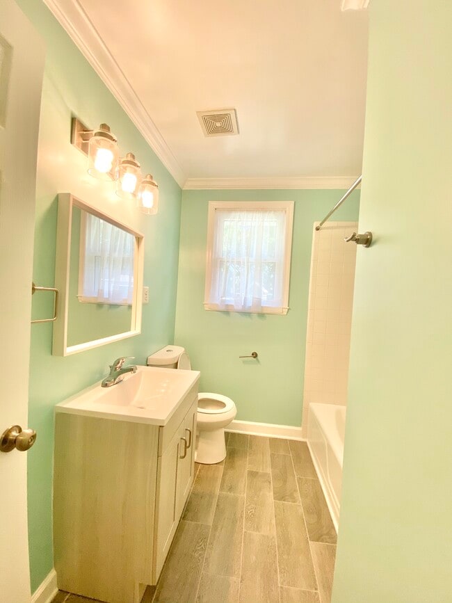 baño completo #2 - 718 Harding Pl