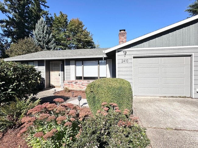 Building Photo - 2 Bed 1 Bath Duplex Freshly Renovated Near... Unit 2410
