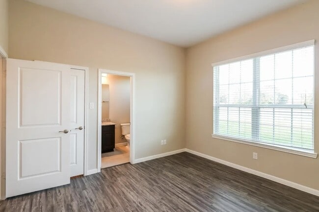 Building Photo - 1538 Lakeland Cir