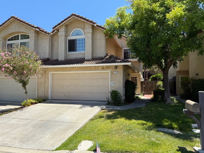 Building Photo - Well Kept 3 Bedroom, 2.5 Bath Home in High...