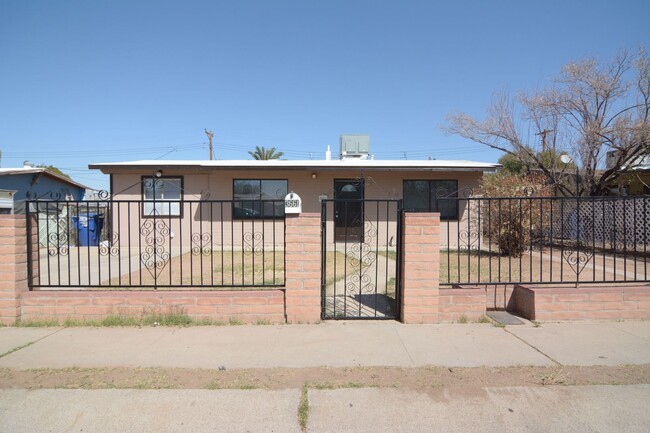 Updated 3 Bedroom 1 Bath Home! Central Tuc... - Updated 3 Bedroom 1 Bath Home! Central Tuc...