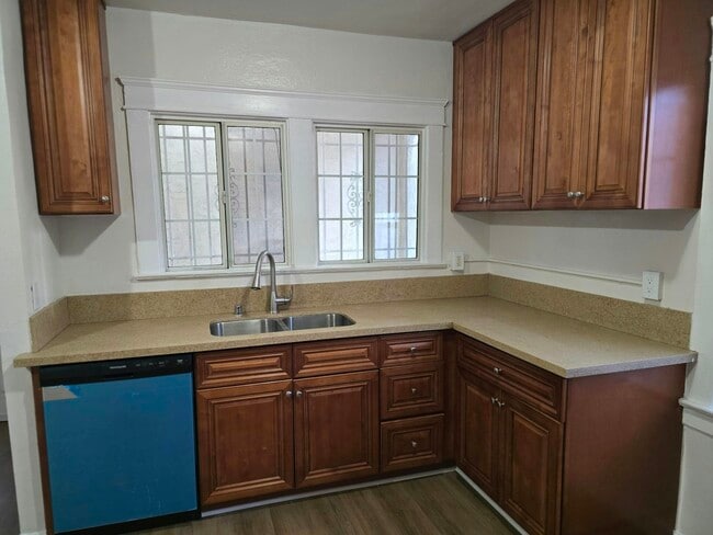916 W 59th Pl