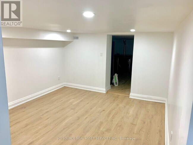 Photo - 157 Huron St