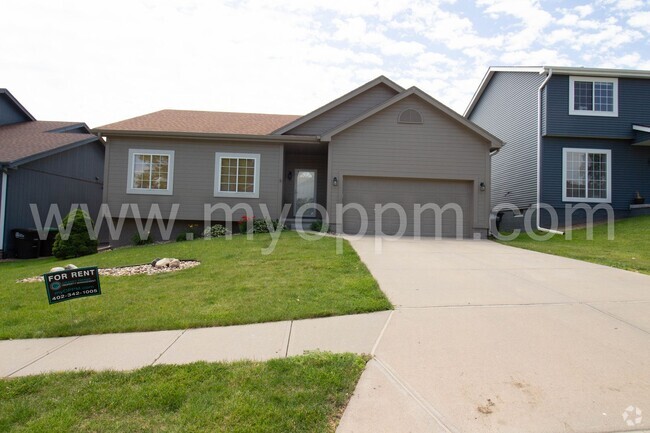Building Photo - spacious 4-bedroom, 3-bathroom Rental