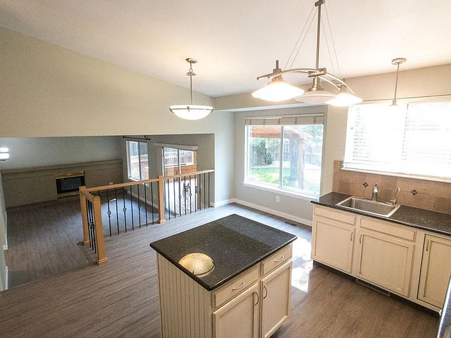 Kitchen Dining Area - 1105 Stoneham St Casa