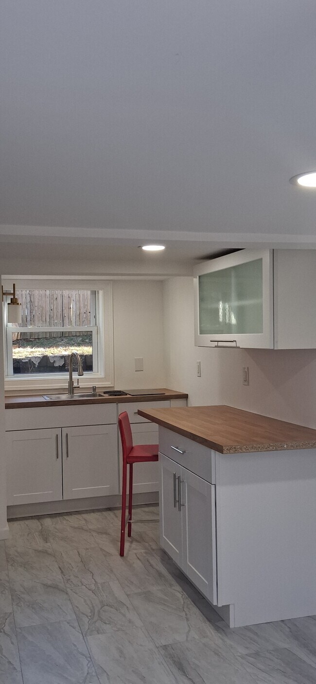 Photo - 28 Pineoaks Pl