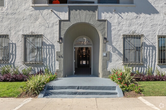 Entrance - CU2 - 465 N. Curson Ave