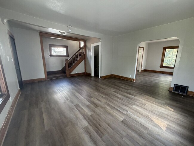 3946 Burnham Ave