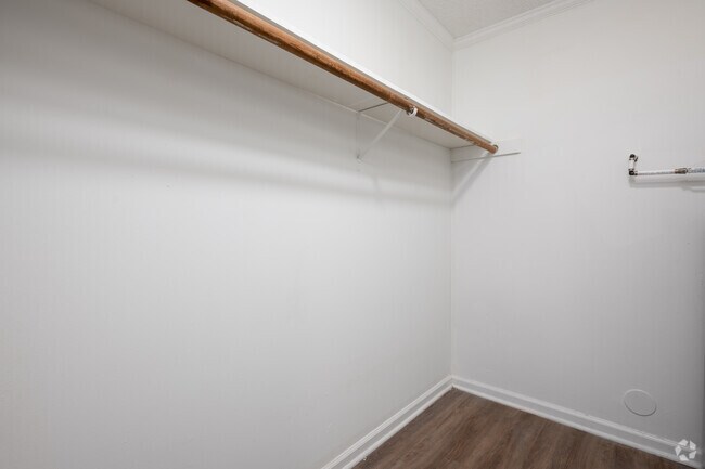 1BR, 1BA - 700SF - Walk-in Closet - Cedar Green