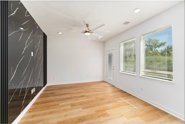 Photo - 7809 Queen St
