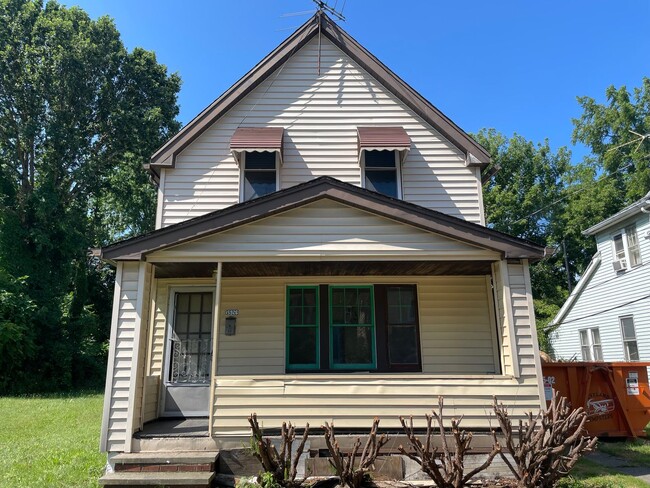 Building Photo - Section 8 Accepted! Spacious Newly Renovat... Rental