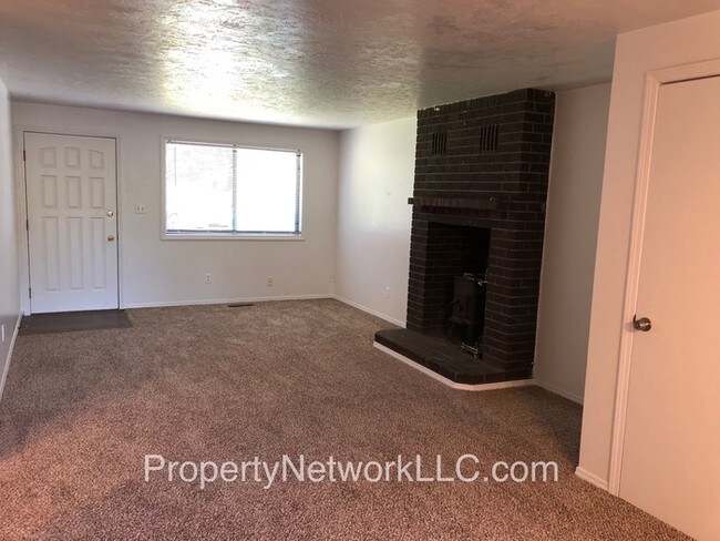 Great 2 Bedroom Duplex in Sandy