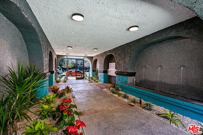 Photo - 6640 Woodley Ave