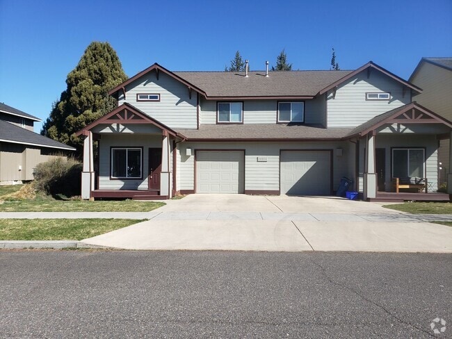 Building Photo - Spacious 3 bedroom 2.5 Bath Townhouse with...