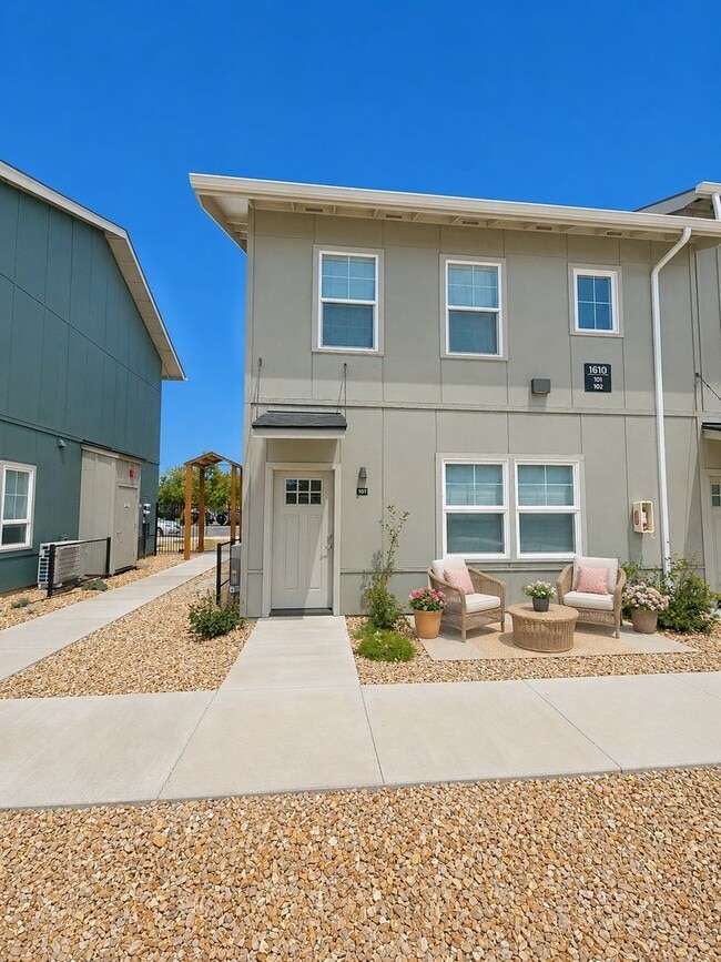 Building Photo - 1610 SW Juniper Ave Unit 1610 101