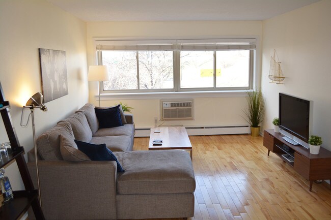 Open Floor Plan Living Room - 1800 Lasalle Ave Unidad 205 Rental