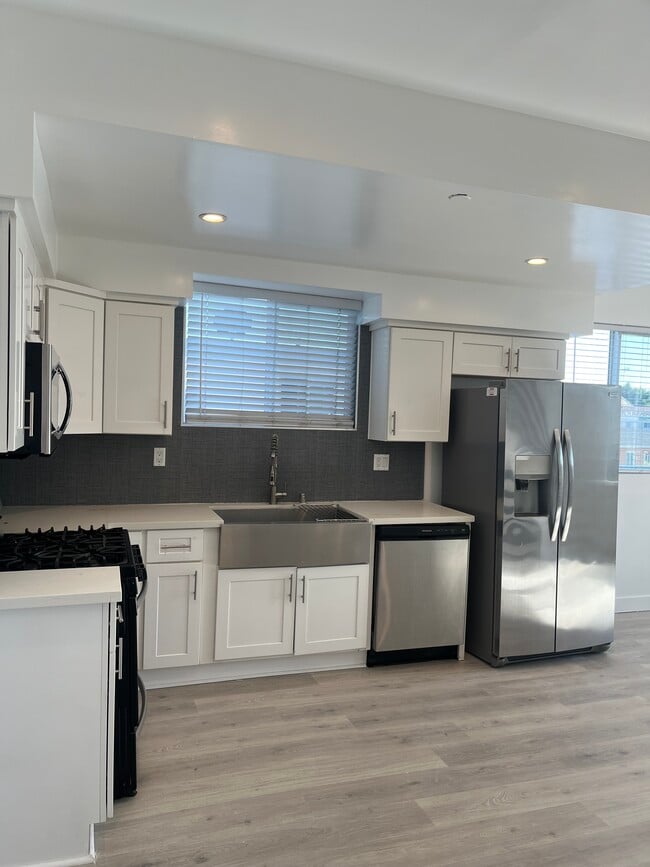 Building Photo - 642 N Manhattan Pl Rental