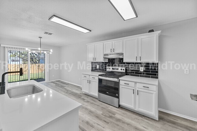 Photo - 2205 Bolivar Dr