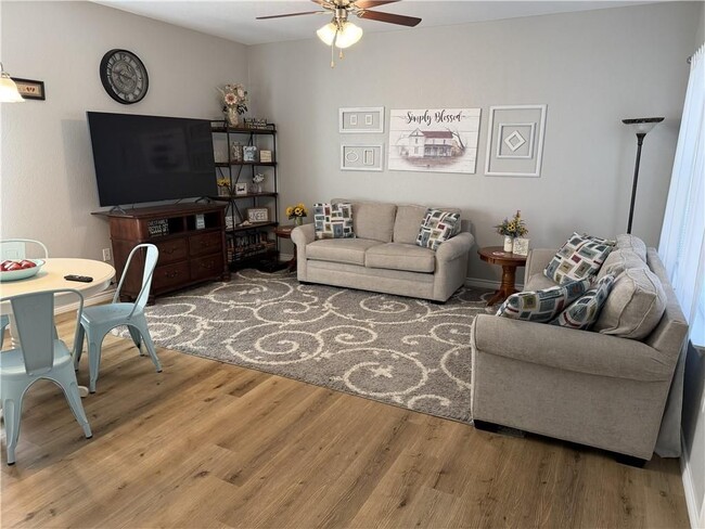 Photo - 1109 W Nelson Ave