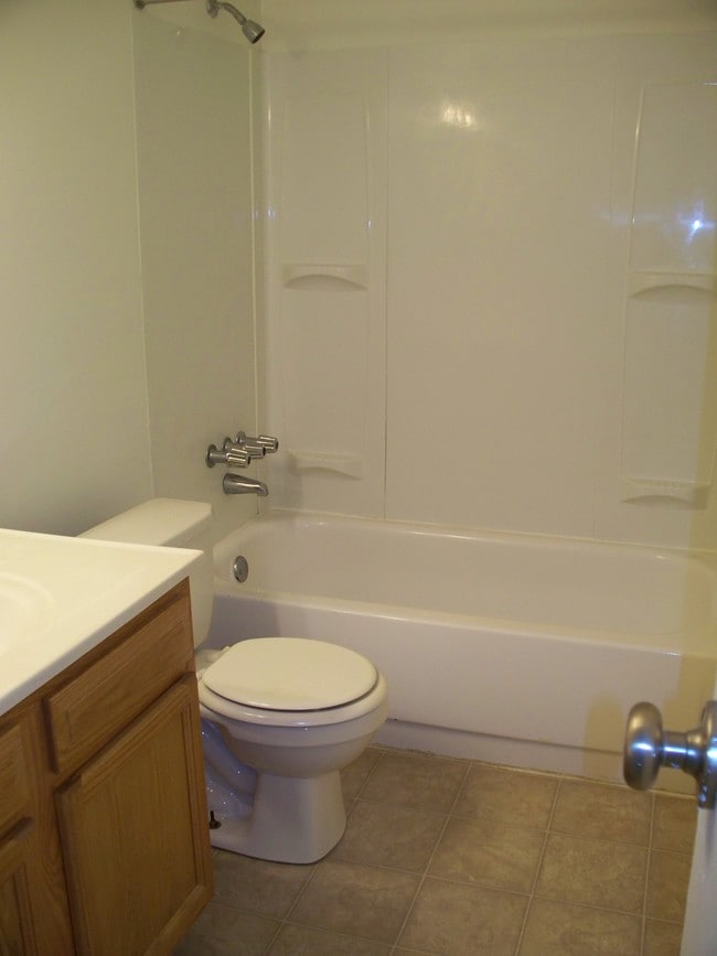 Spacious bathroom - Orchard Grove