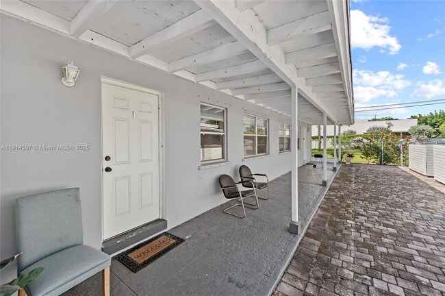 Building Photo - 1125 NE 5th Ave Unit 1