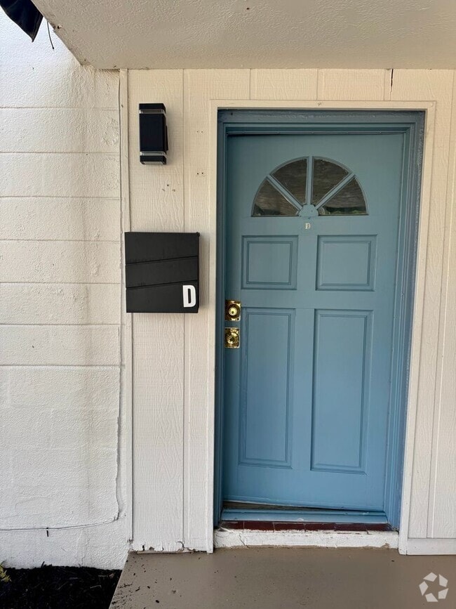 Building Photo - 2 BED 1 BATH READY TO RENT IN PLANT CITY! Unit D Rental