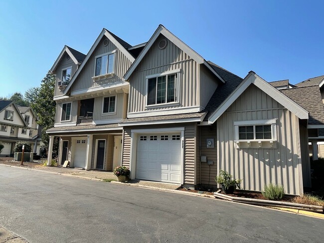 Spacious 2 Bed 2.5 Bath Townhome with Atta... - Spacious 2 Bed 2.5 Bath Townhome with Atta...