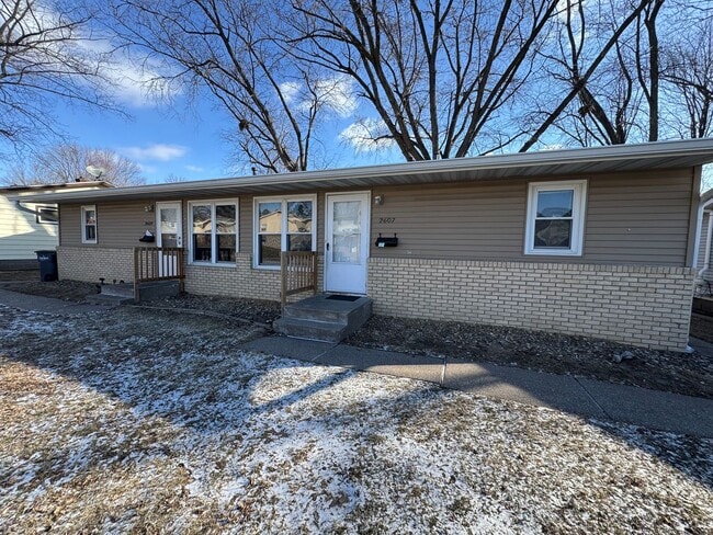 Building Photo - HM 2607/2609 Magnolia Drive Unit 2607