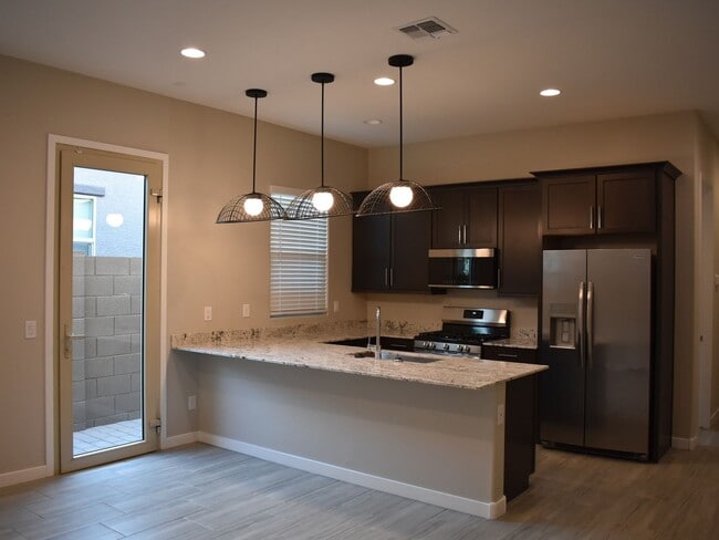 Building Photo - 2530 W Huntington Dr