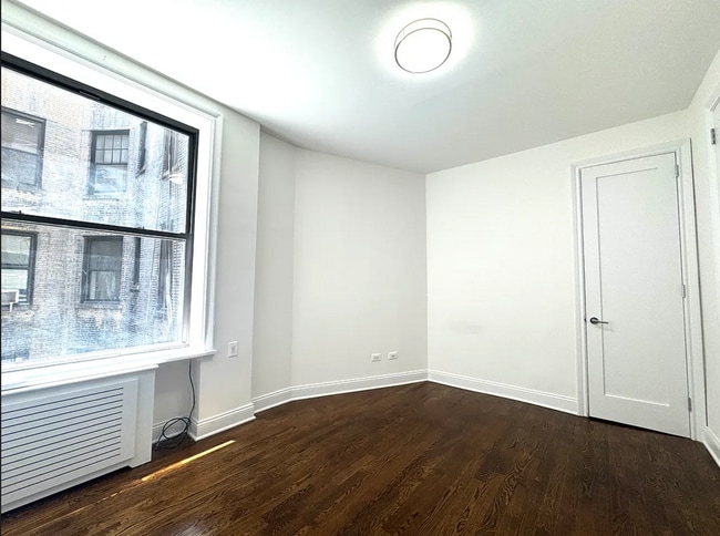 Photo - 157 E 72nd St