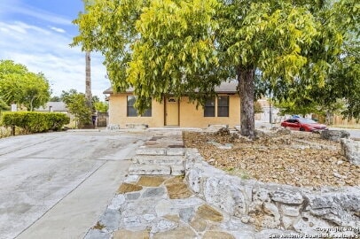 Building Photo - Convenient Living! 3 Bedroom Triplex with Driveway Parking Unit Apt #1