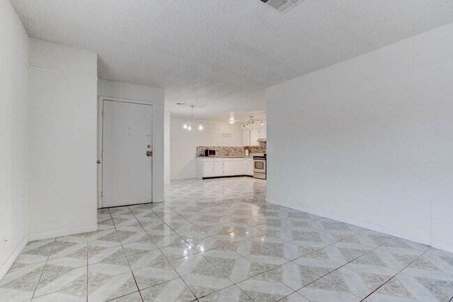 Photo - 808 Hedge Way