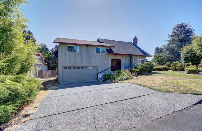 Photo - SPACIOUS 3+ BEDROOM SALMON CREEK/MOUNT VISTA MULTI-LEVEL HOME WITH LARGE FENCED YARD!