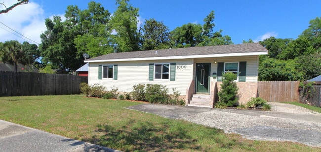 Building Photo - 3/2 with Updated Kitchen & Solar – Minutes... Rental